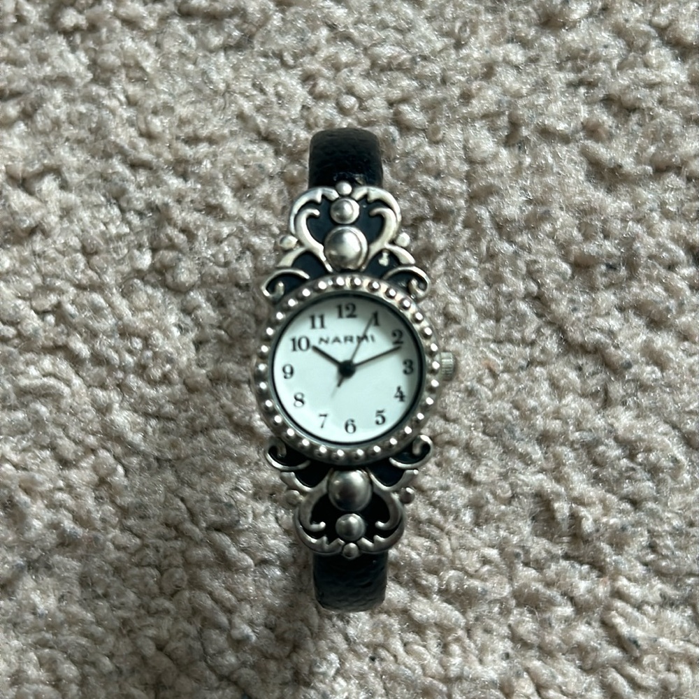 Narmi women’s vintage silver/black bracelet wristwatch fits a small‎ sized wrist